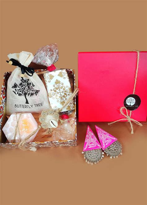 Get Rakshabandhan Hamper for HER- Ethnic Floral at ₹ 999 | LBB Shop