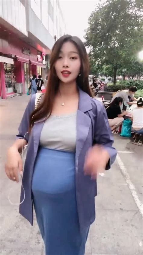 偶遇一位漂亮孕妇，挺着大肚子，看样子快生了吧！_腾讯视频