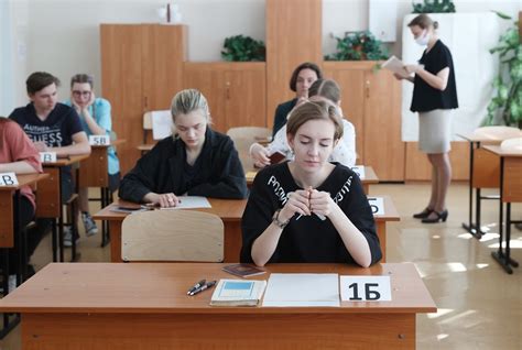 俄罗斯举行高考 实拍学生考场众生相