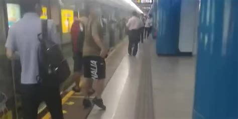 男子上海地铁疑偷拍女生被制服 目击者：他边反抗边试图删照片_手机新浪网