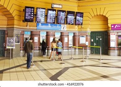 Write Java Application That Implement a Queue of People at Ticket Window 的图像结果