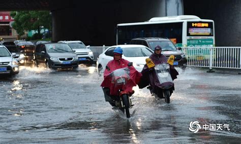 湖南湘潭暴雨来袭 城市积水影响出行-图片频道