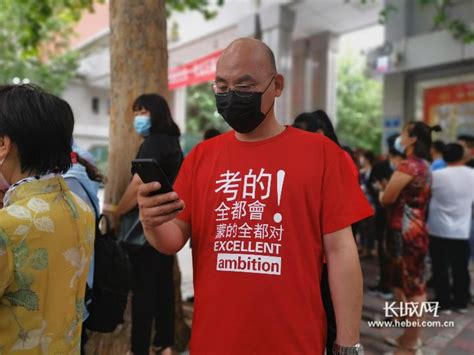 全国高考拉开大幕：家长穿旗袍老师穿红衣，祝福考生旗开得胜_腾讯新闻