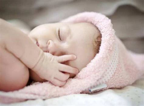 宝宝出牙期，晚上睡觉频繁醒是怎么会事？ 折磨着妈妈们的神经_孩子