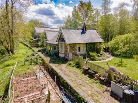 कई साल से बंद पड़े रेलवे स्टेशन को आलिशान घर में बदल दिया, तस्वीरें दिल ...