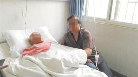 越南6旬老妇无儿无女老伴去世后她瘫痪在床，全靠邻居轮流照顾