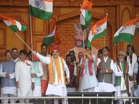 More than 75k Indians hoist tricolor to break Pak record - 75,000 ...