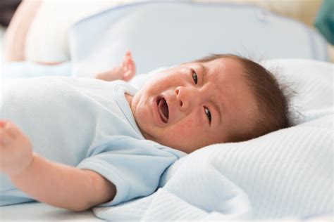 一觉醒来，宝宝的眼睛怎么肿了？__小豆苗疫苗助手