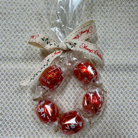 Lindt Ball Chocolate Wreath | Christmas candy gifts, Small christmas ...