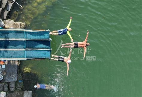 湖北襄阳：游泳爱好者拥抱汉江-人民图片网