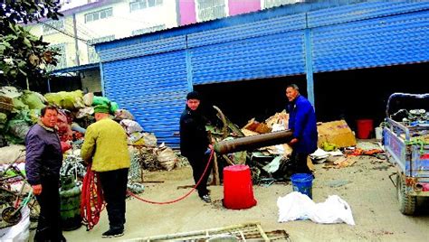 荆州一废品回收站起火 警民合力抬出3个液化气罐_新浪湖北_新浪网