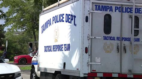 Video: Tampa police help teen, others escape from armed barricaded ...