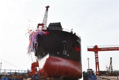 镇江船厂建造的15000DWT自卸运煤船命名下水
