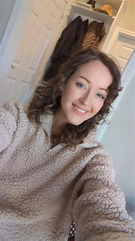 A random day off calls for a cute comfy princess. : r/SFWNextDoorGirls