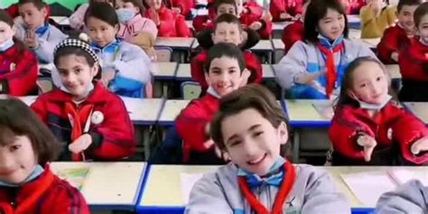 新疆支教老师带高颜值学生跳律动操(含视频)_手机新浪网