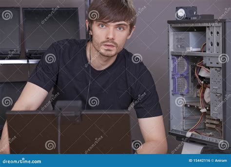计算机工程师或技师在计算机高清图片下载-正版图片507122876-摄图网