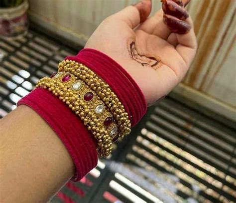 5 Velvet Bangles Set Designs For Girls | Herzindagi