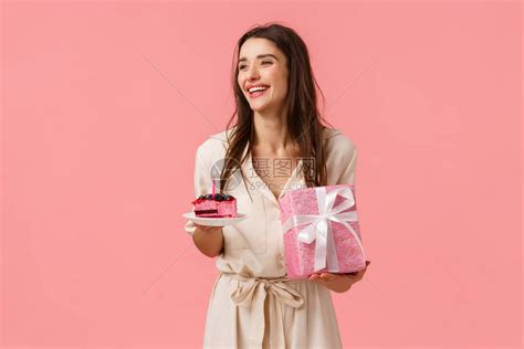 无忧虑的微笑快乐的欧洲女人开心地参加自己的生日派对高清图片下载-正版图片506642724-摄图网