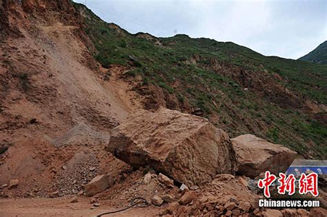 甘肃宕昌发生山体坍塌造成国道212中断(组图)-搜狐新闻