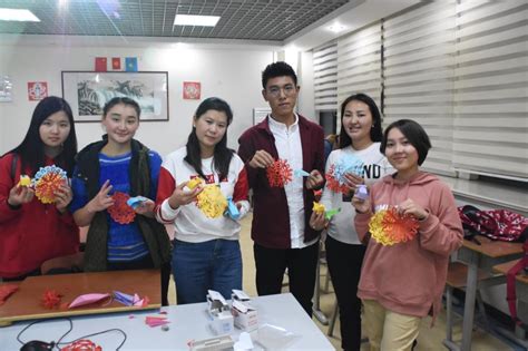 国际学院为来华留学生举办剪纸艺术文化体验活动-淄博职业学院-国际学院