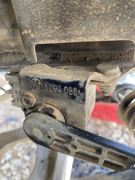 Whats this clicky thing in the right wheel arch ? E46 325ci 01’ : r/e46