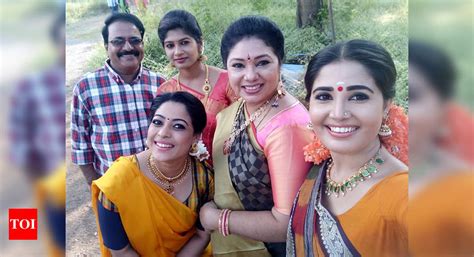 Thalayanai Pookal serial crosses 500 episodes milestone - Times of India