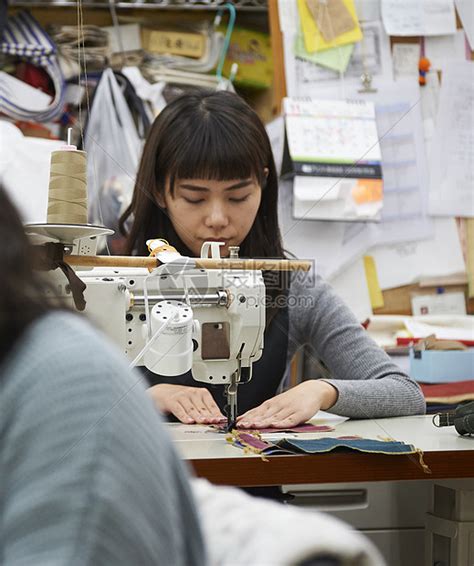 在制作手提包的女缝纫工高清图片下载-正版图片502068157-摄图网