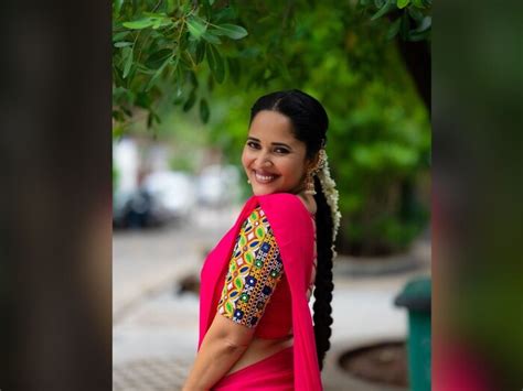 आंख में काजल और बालों में गजरा लगाए खूबसूरत दिखीं 'Pushpa 2' की ...