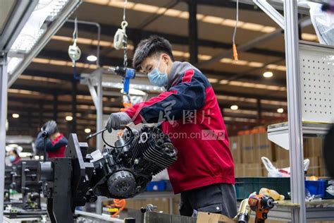 重庆：企业改进工艺扩产能-人民图片网