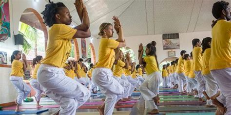 Top 10 Yoga Retreats In India! - Flamingo Transworld