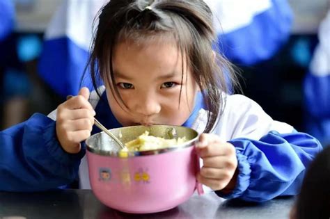 免费营养午餐惠及贵州400万农村中小学生--教育--人民网