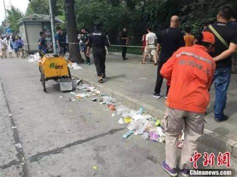 参观清华游客乱扔垃圾 环卫工：每天能装七八车|清华大学|排队|游客_新浪新闻