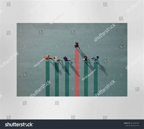 Line of Walking Business People 的图像结果