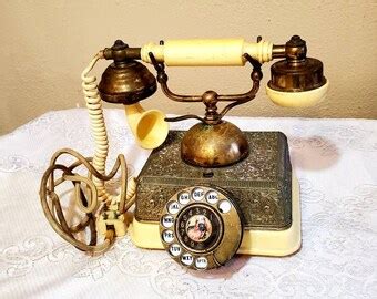 Antique Phone 的图像结果