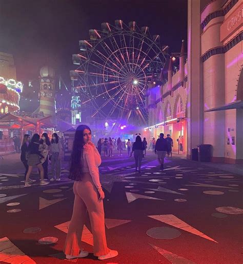 Pakistani mystery fan girl goes VIRAL after PAK vs NZ clash, Meet her ...