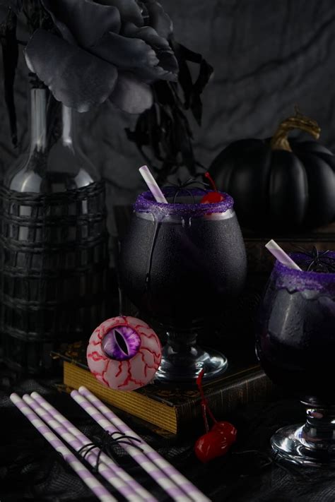 17 Easy Halloween Party Drinks Ideas (Cocktails and Punch) - Kim Schob