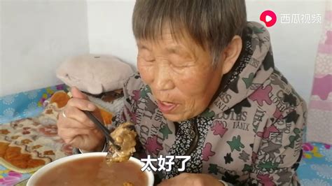 农村儿媳为76岁婆婆过母亲节，做了几个农家菜，老人吃的太香了 - YouTube