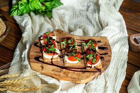 Caprese Cracker – ak-mak Bakeries