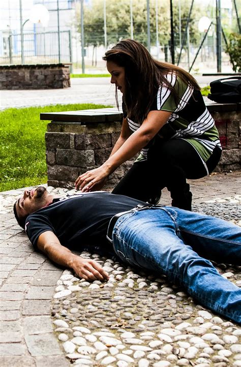 Using an AED UK 的图像结果