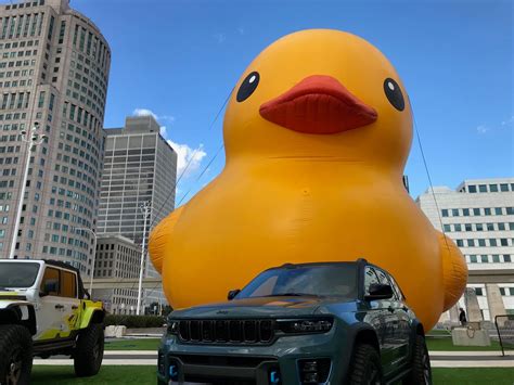 'World's largest rubber duck' at Detroit auto show celebrates 'Duck ...