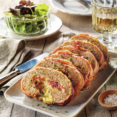 Rollo de carne con piquillos, beicon y queso, receta fácil y barata