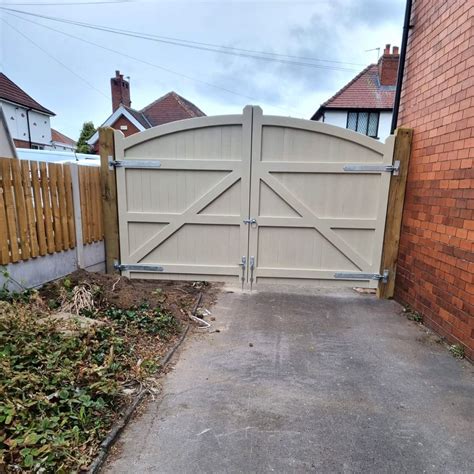 Different Types of Gates for Your Fence: Which is Right for You?