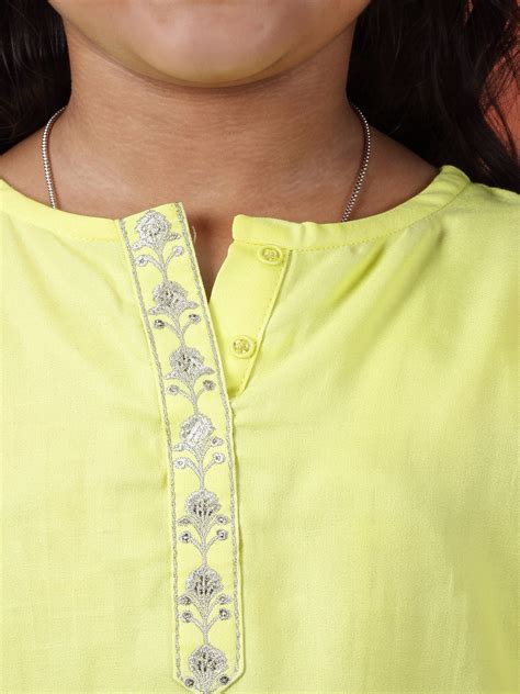 Kiddopanti Girls Rayon Woven 3/4Th Sleeves Solid Short Kurta