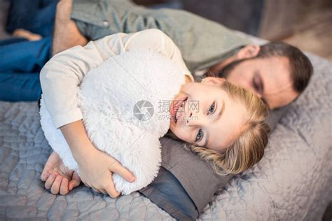 睡梦中的父亲和可爱笑的高清图片下载-正版图片502866777-摄图网