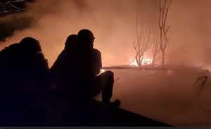 दिल्ली में रिठाला मेट्रो स्टेशन के पास भीषण आग से कई झोपड़ियां जलकर राख ...