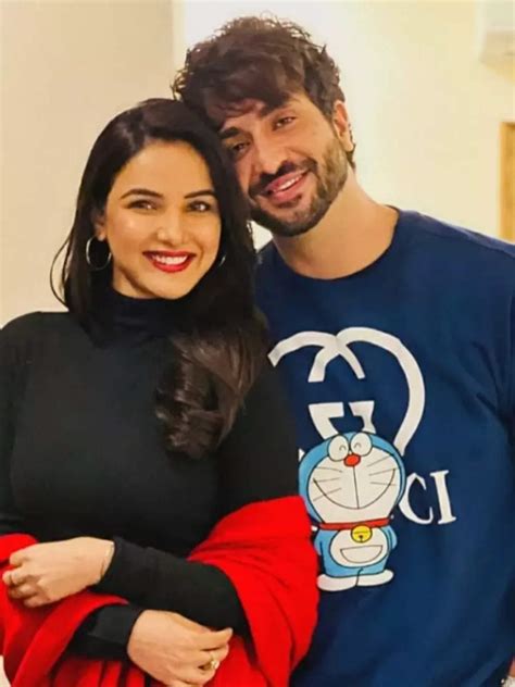 Take a look at lovebirds Aly Goni and Jasmin Bhasin's London Trip ...