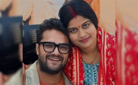 खेसारी लाल यादव ने पत्नी संग मचाई बिहार की सियासत में हलचल, लालू प्रसाद ...