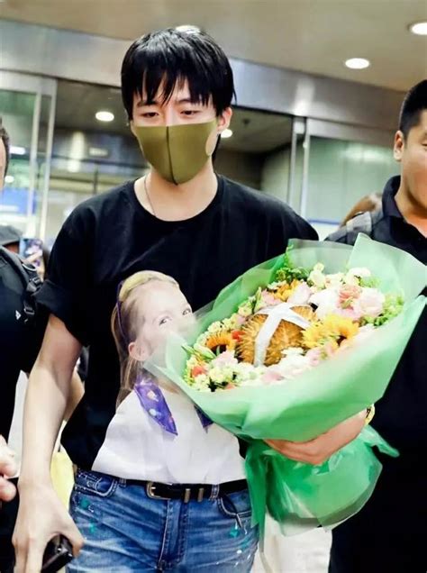 邓伦收到什么礼物最新素材