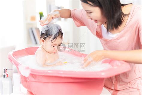 妈妈给孩子洗澡,妈妈给宝宝洗澡 - 伤感说说吧
