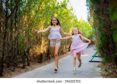 People Walking Together 的图像结果